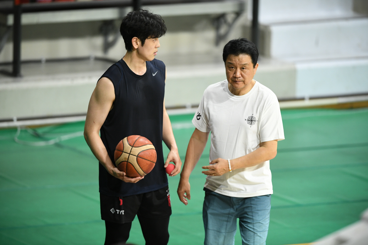돌아온 유도훈 감독의 야망과 희망 "대권 노릴 만하다"...새시즌 '변준…