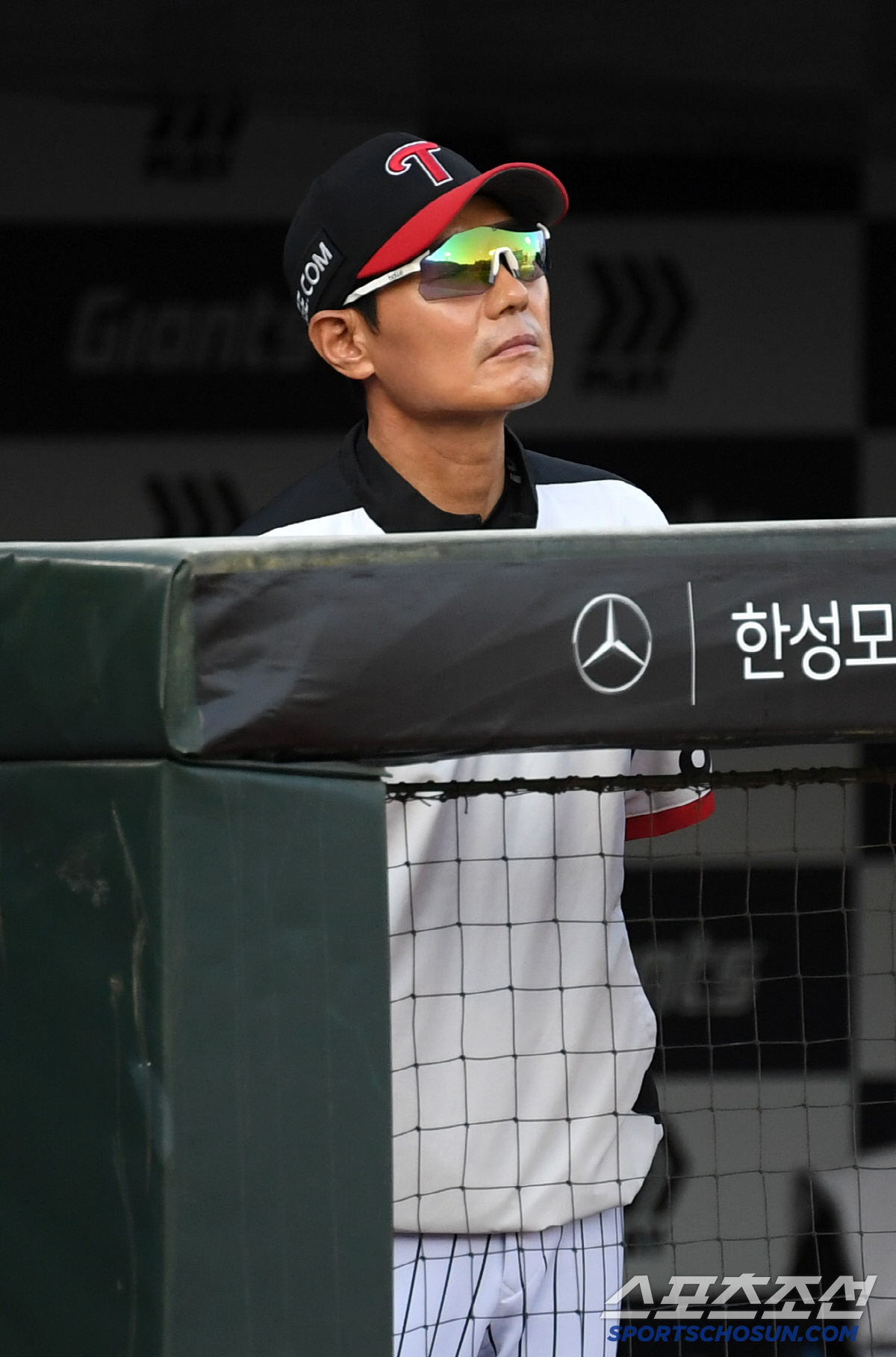 "왜 미국 따라가려 하나? 한국팬이 최우선" 우천취소 → 체크스윙까지, …