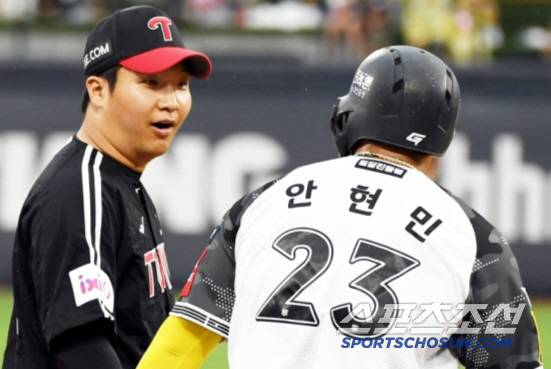 "신기해서 만져봤다." 25세 4번 타자도 '갑툭튀' 괴물타자에 감탄만.…