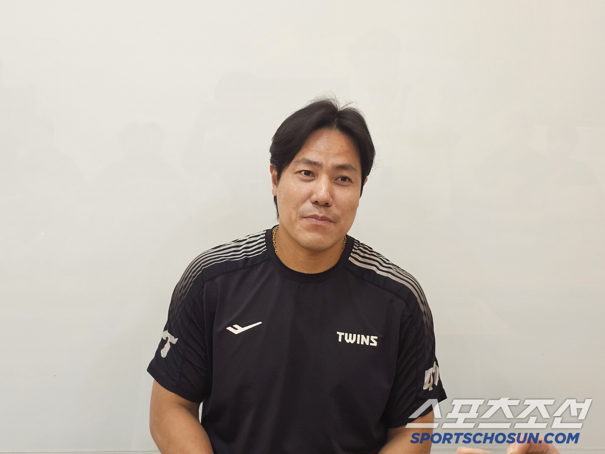 "내가 혹사 1위라던데?" 불혹에도 전반기 50G 등판 → 홀드 2위…L…