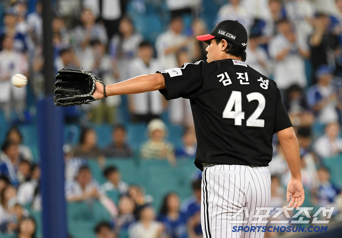 "내가 혹사 1위라던데?" 불혹에도 전반기 50G 등판 → 홀드 2위…L…