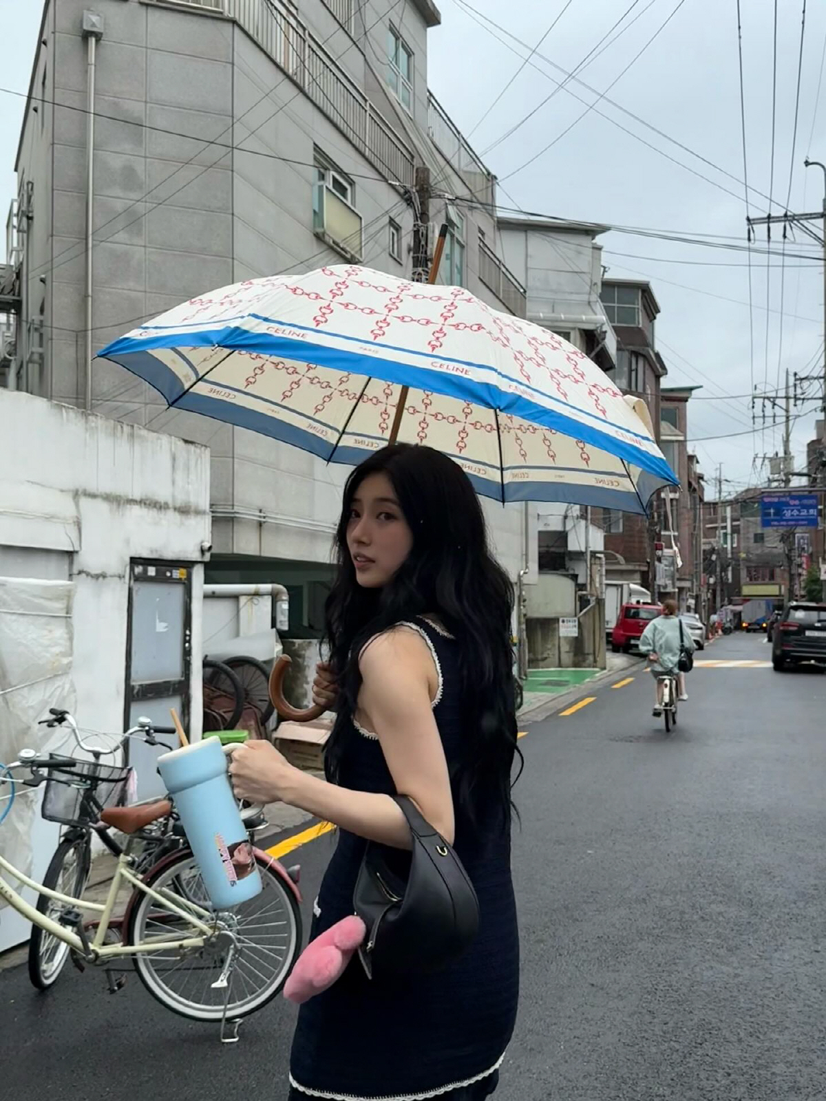 '비와도 예쁘네'…수진, 우산으로도 가려지지 않는 미모