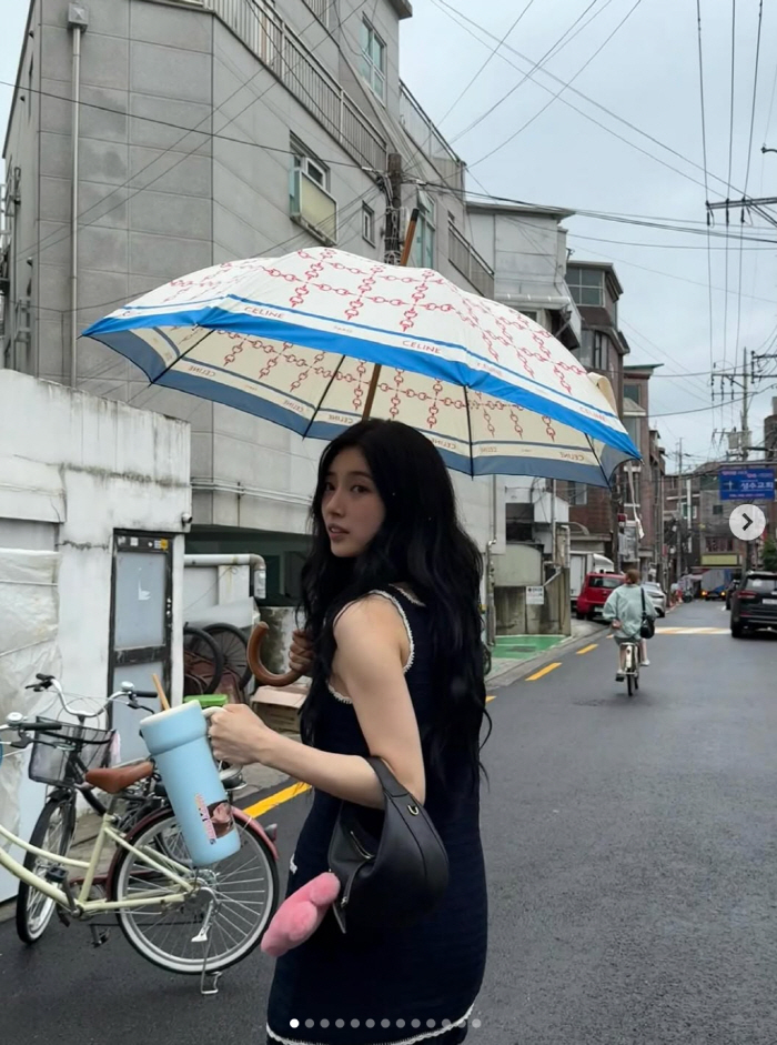 수지, 폭우에 '명품 우산' 꺼내 들었다..우아한 '우중 패션'의 정석