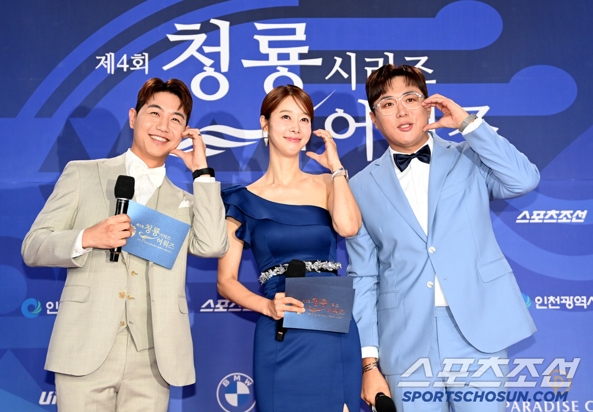 [포토] 임지웅-안소영-MC배, 청룡시리즈어워즈 레드카펫 함께해요