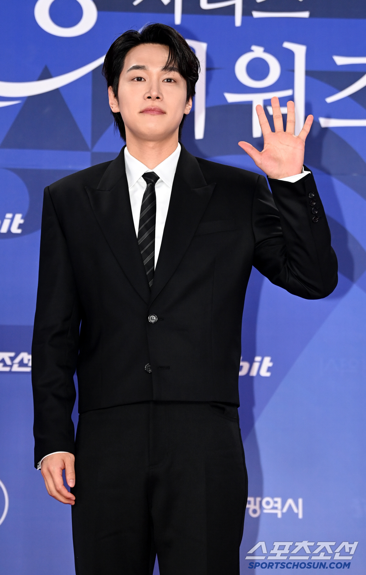 [포토] 강유석, 눈부신 손인사
