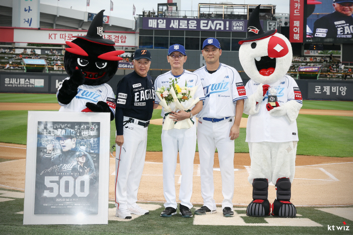 역대 5번째 원클럽 500승…'해외 여행 상품권&기념액자까지' 구단도 제대로 대우했다