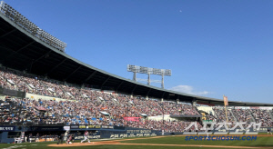 후반기 첫 매진 → 박동원 축포! 폭우도 막지못한 '엘롯라시코' 열기…잠실 롯데-LG전 2만3750표 다 팔렸다 [잠실현장]