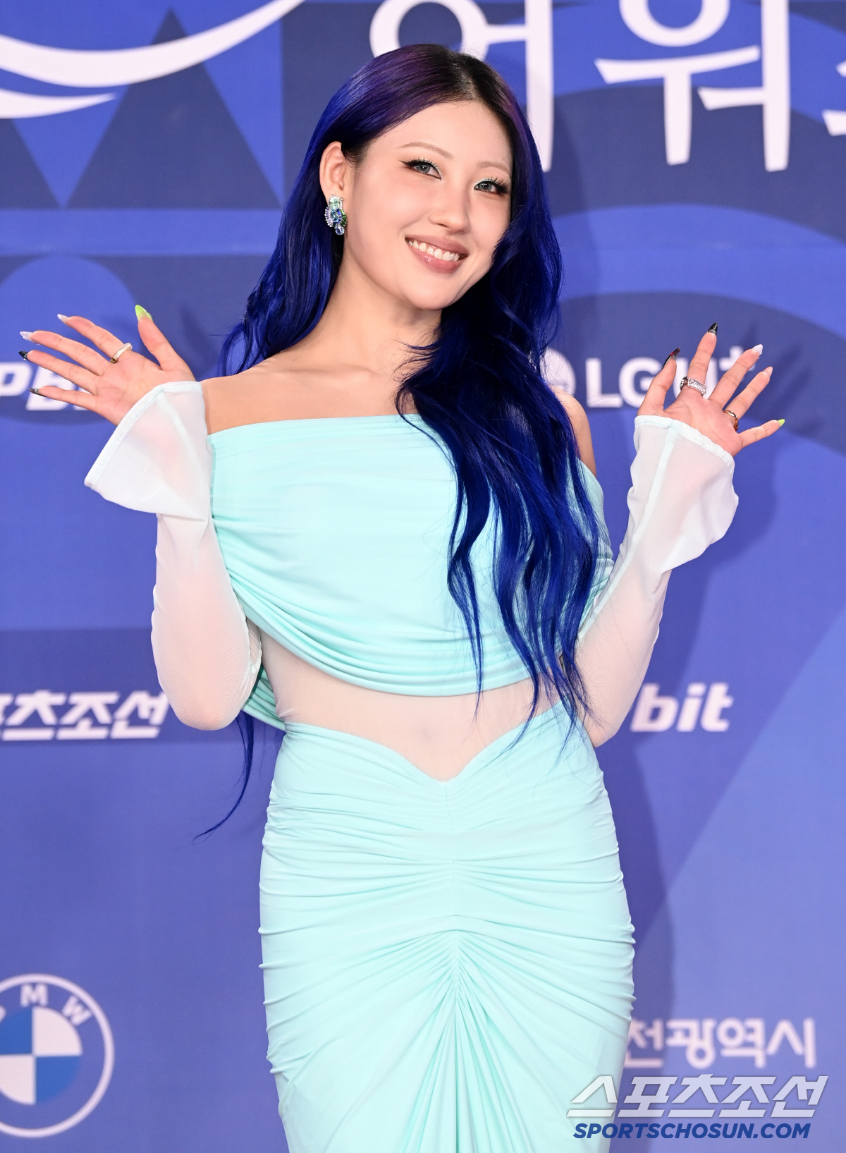 [포토] 이사배, 반짝이는 미모로 손인사