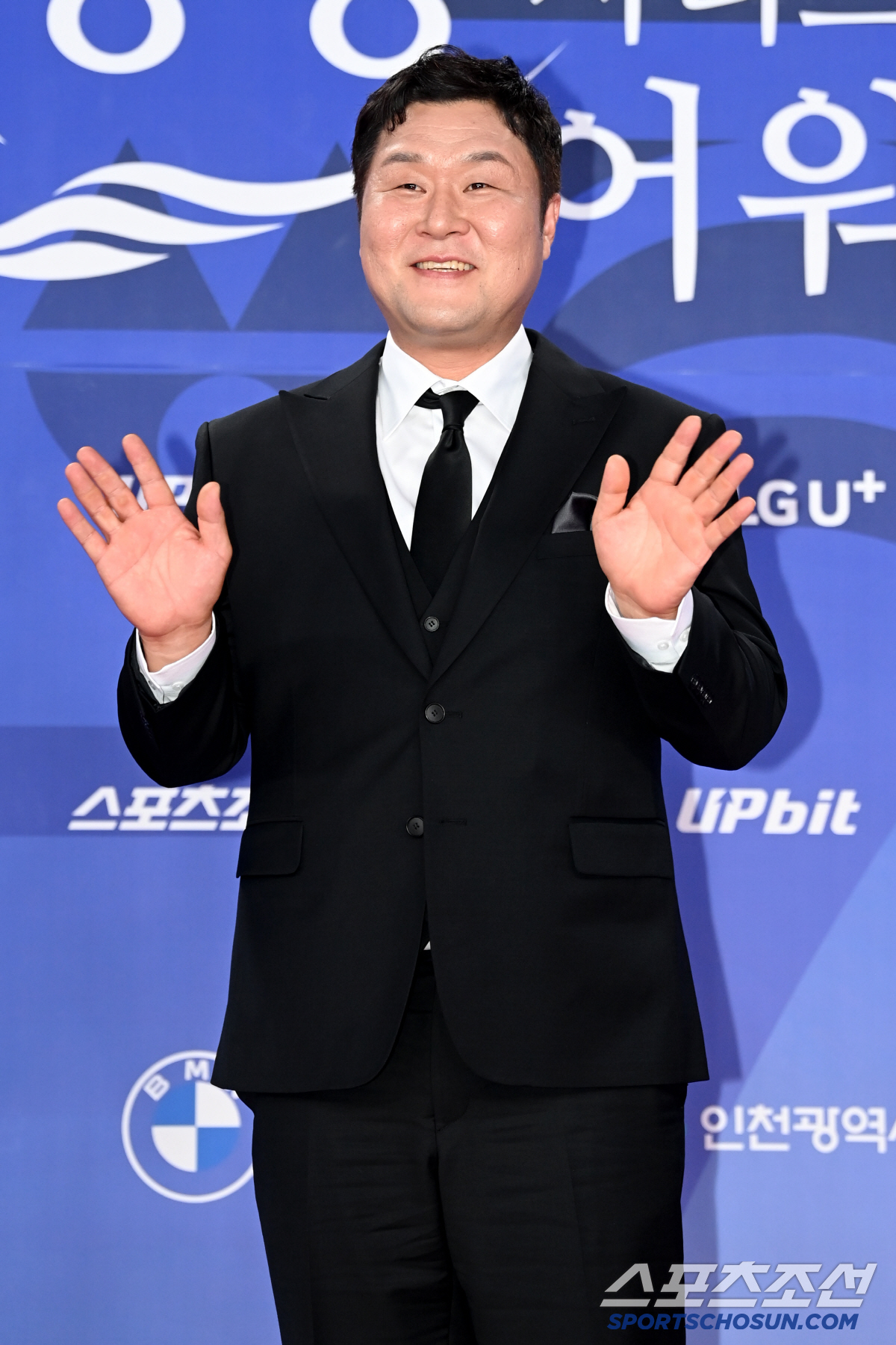 [포토] 윤경호, 해맑은 미소로 손인사