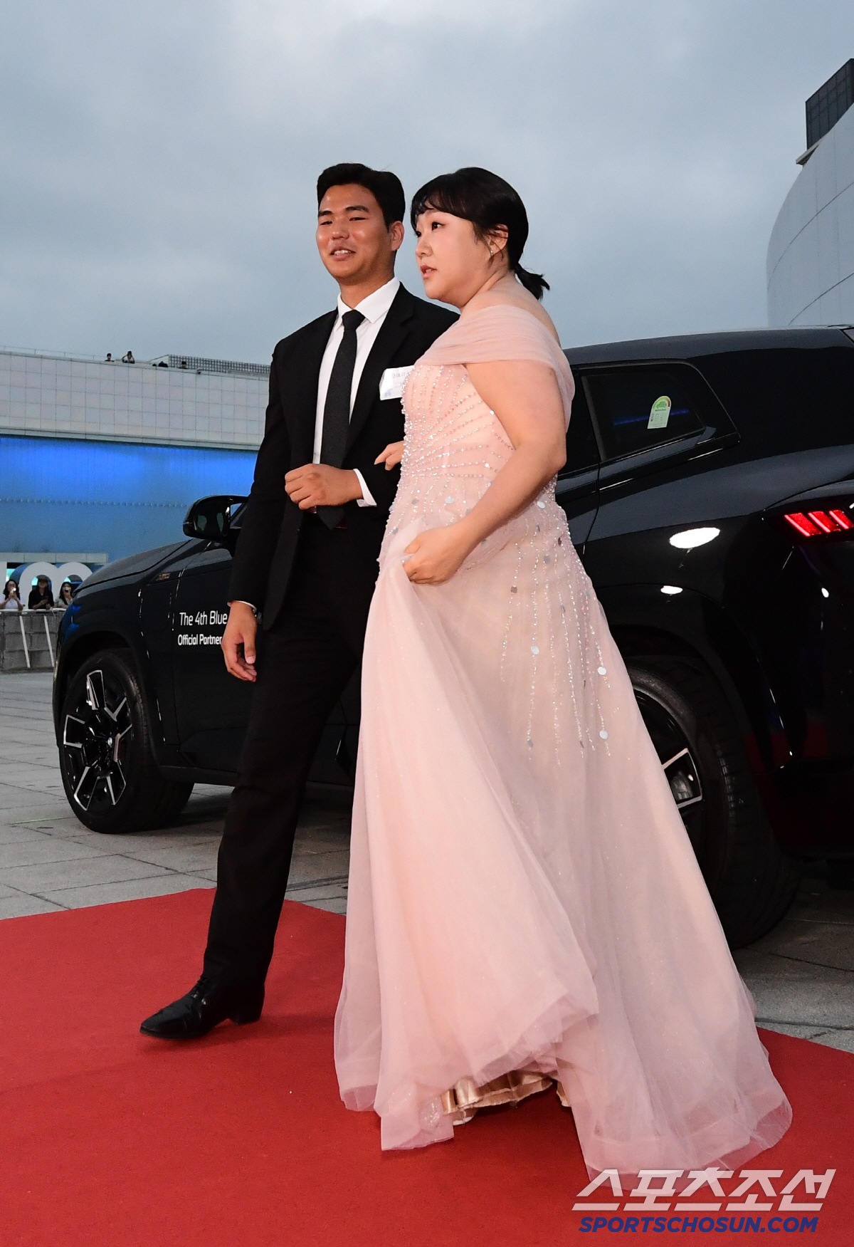 [포토] 이수지 '에스코트 받으며 우아하게'