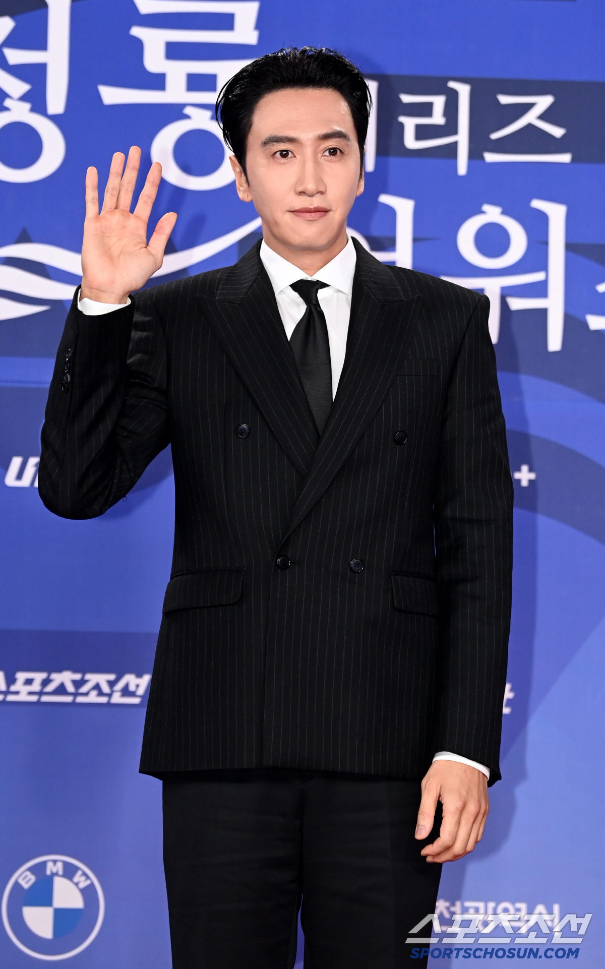 [포토] 이광수, 눈부신 수트핏으로 손인사