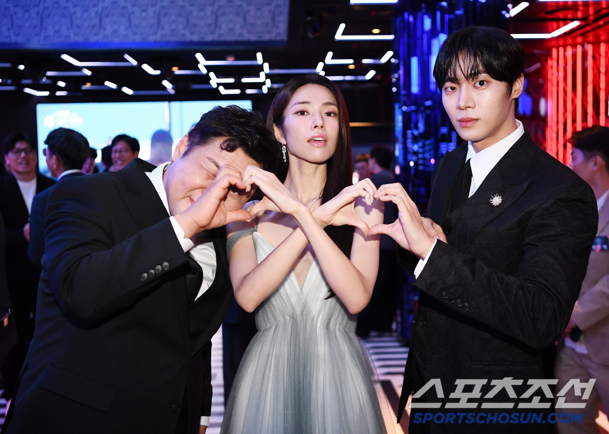 [포토] 윤경호-하영-추영우, 호흡 척척 하트 장인들