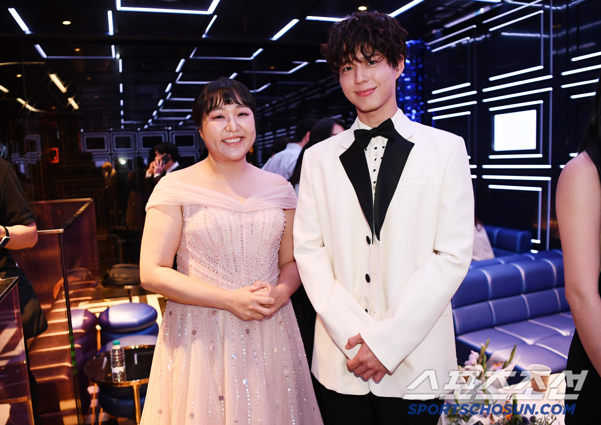[포토] 대세 이수지, 박보검과 다정한 투샷
