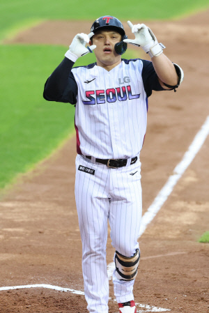 '2, 3, 6, 7, 9회' 하루에 병살타 5개라니! 물샐틈없는 LG 내야진이 만든 승리…손주영 6이닝 1실점 역투 → 속터진 롯데에 2대1 신승 [잠실리뷰]