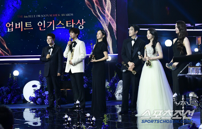 [제4회 BSA] 박보검·이준혁·아이유·혜리 인기스타상, 이준영 난입 해프닝