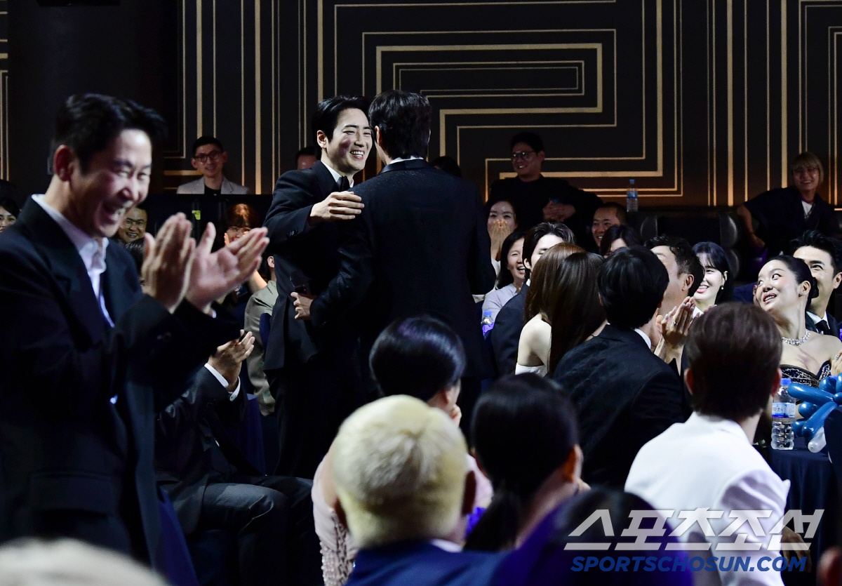[제4회 BSA] 박보검·이준혁·아이유·혜리 인기스타상, 이준영 난입 해…