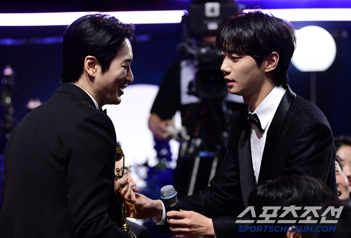[포토] 이준혁-이준영 '훈훈한 장면 연출'