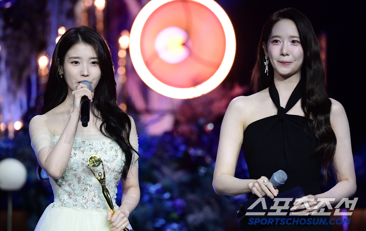 [포토] 아이유 '심쿵'