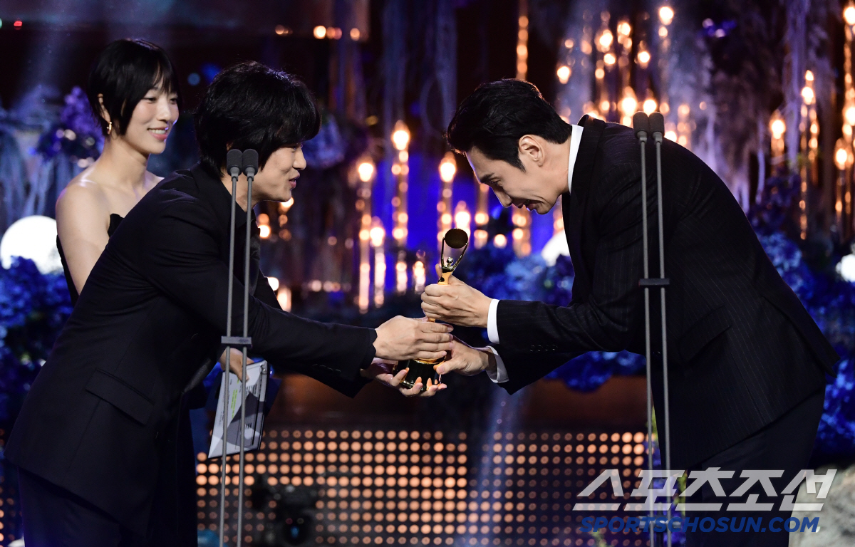 [포토] 안재홍-이광수 '진심을 담아 축하'