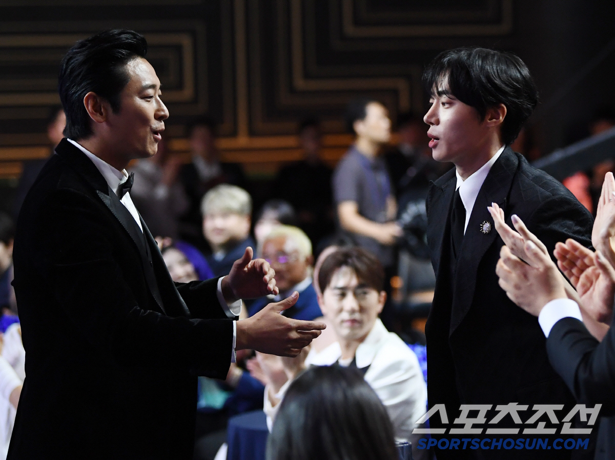 [포토] 추영우 수상에 누구보다 기뻐하는 주지훈