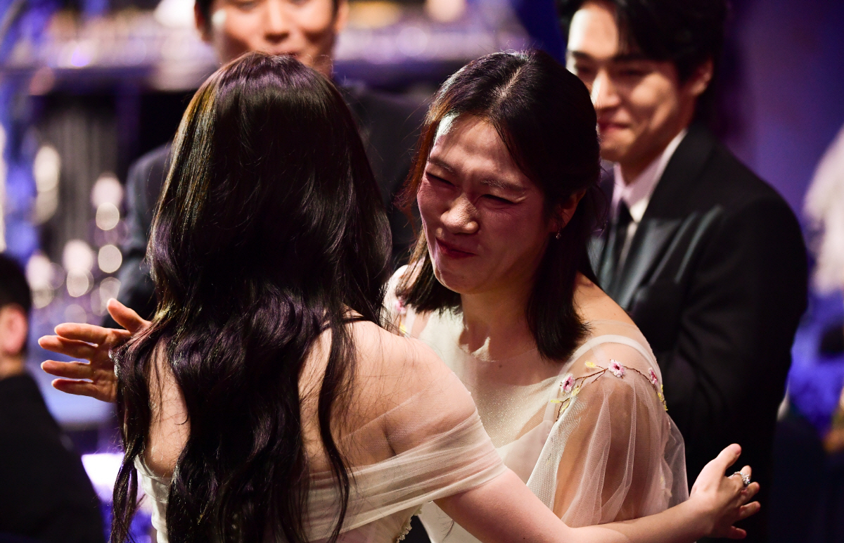 '폭싹' 염혜란, 女조연상 "현실은 금명이, 부모님께 감사"..박보검·아…