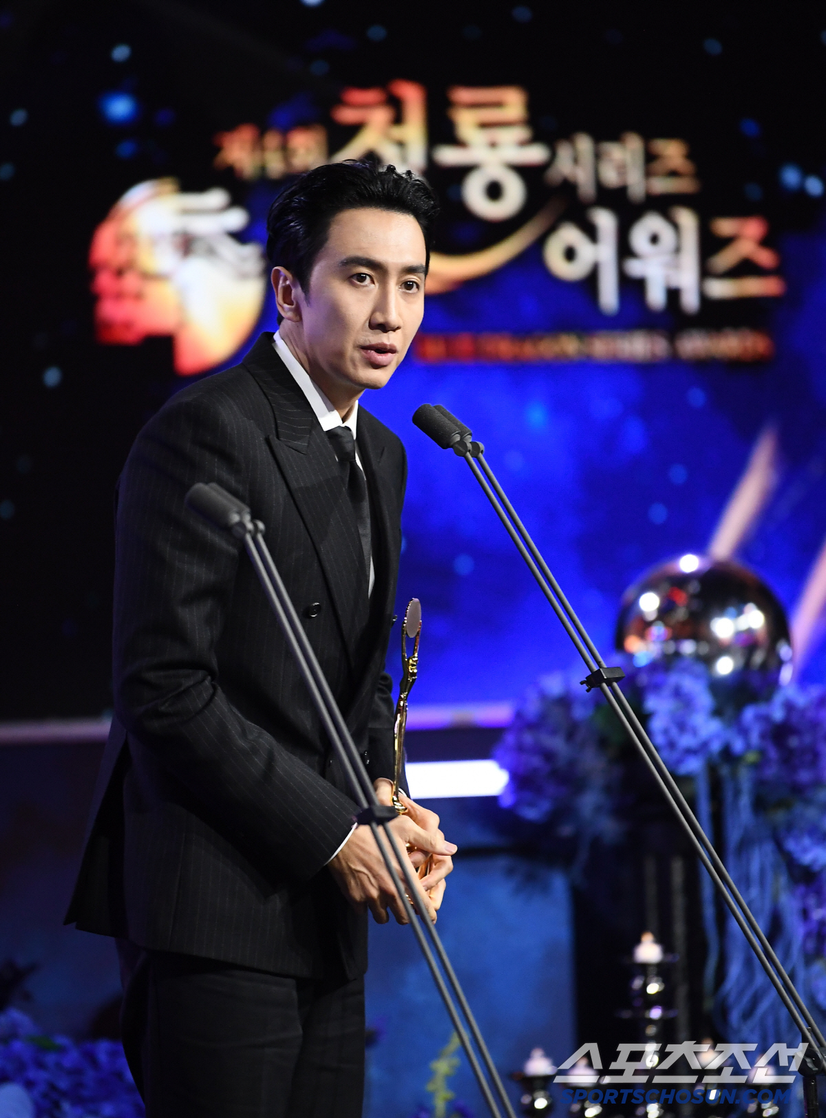 [포토] '악연' 이광수, 청룡시리즈어워즈 남우조연상 수상
