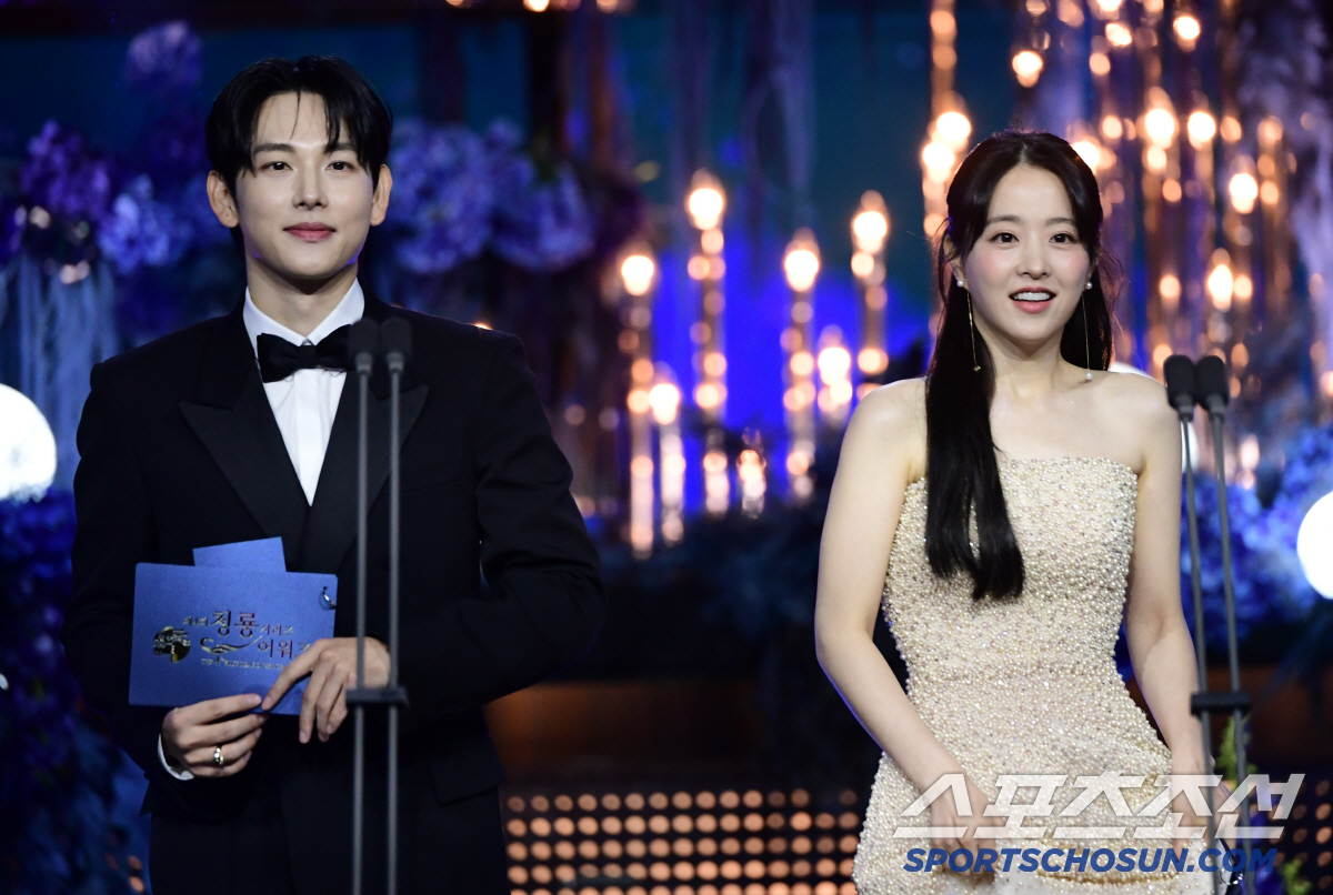 [포토] 임시완-박보영 '청룡시리즈어워즈 눈부신 순간'