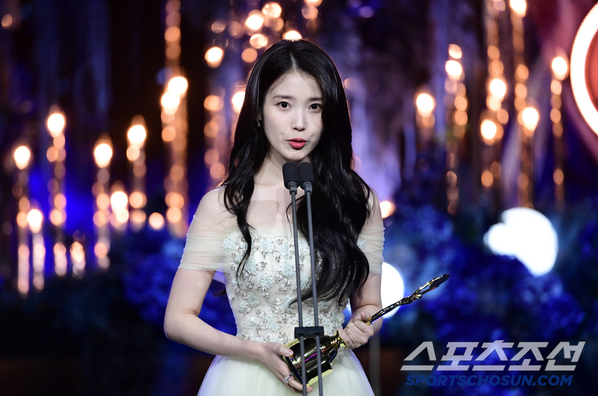 [포토] 아이유 '청룡시리즈어워즈 여우주연상 수상'