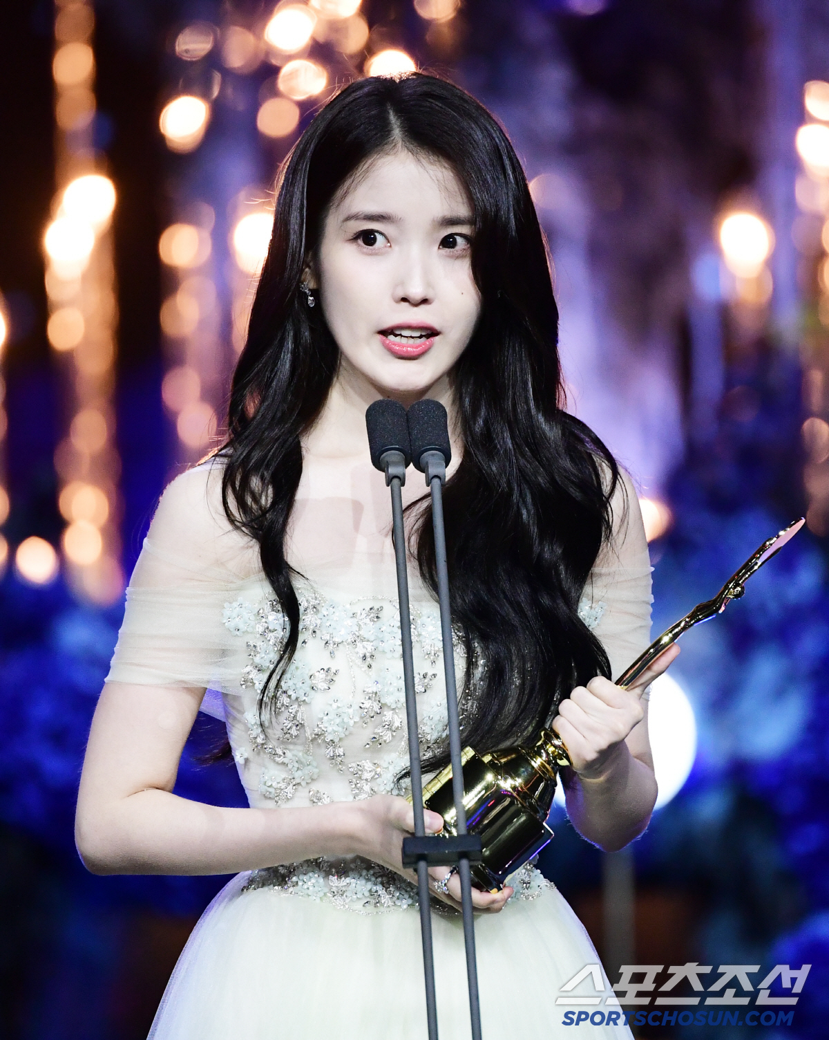 [제4회 BSA] 아이유, 여우주연상에 울컥 "이 세상 모든 애순이에게 …