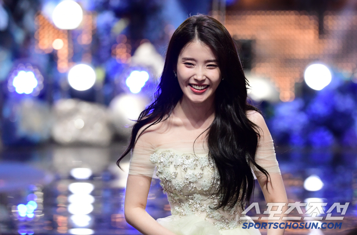 [포토] 아이유 '행복한 표정'