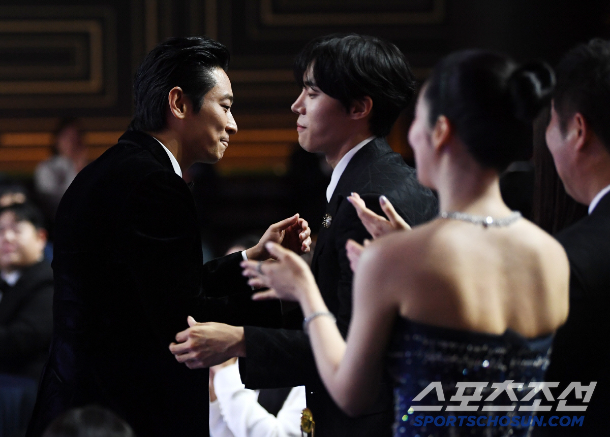 [포토] 남우주연상 수상한 주지훈, 추영우와 가장 먼저 포옹