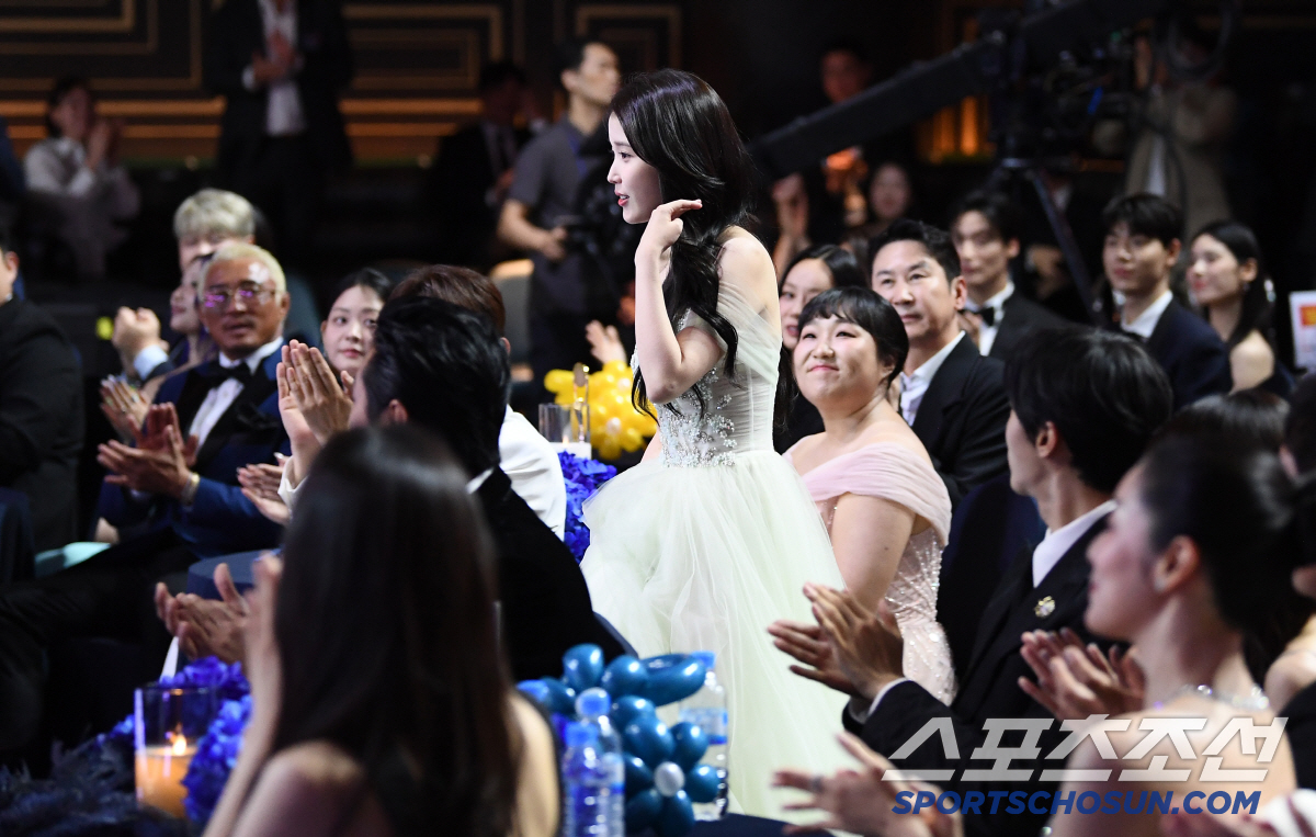 [포토] 박수세례 받는 아이유, 청룡시리즈어워즈 여우주연상 수상