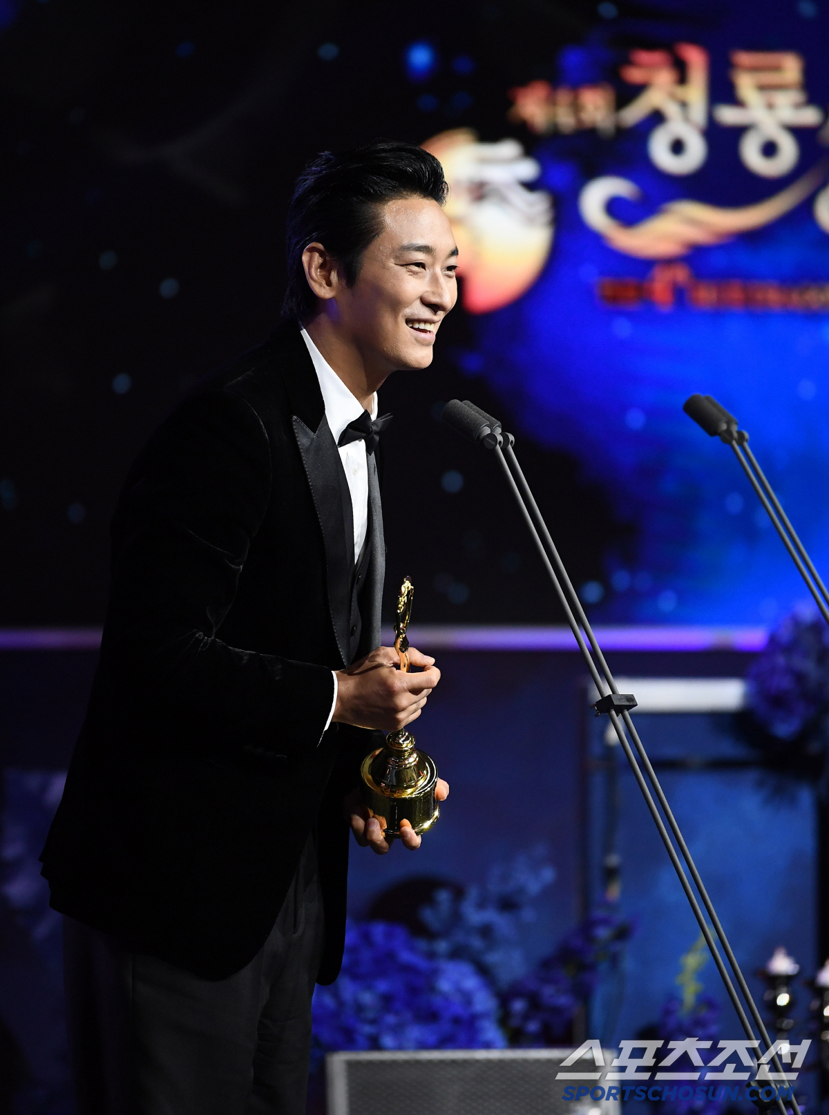 [포토] 중증외상센터 주지훈, 청룡시리즈어워즈 남우주연상 수상