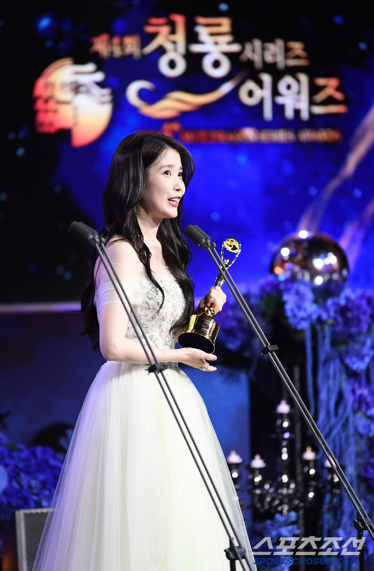 [포토] 아이유, 청룡시리즈어워즈 여우주연상 수상