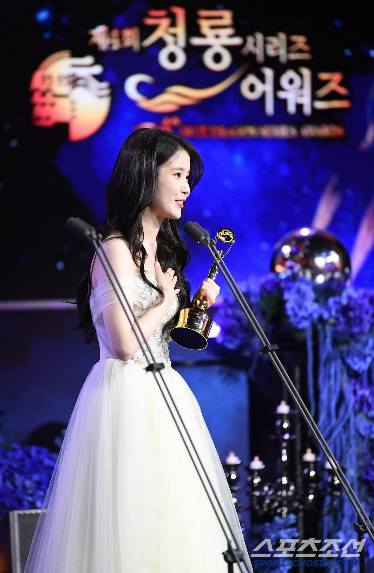 [포토] 아이유, 청룡시리즈어워즈 여우주연상 수상
