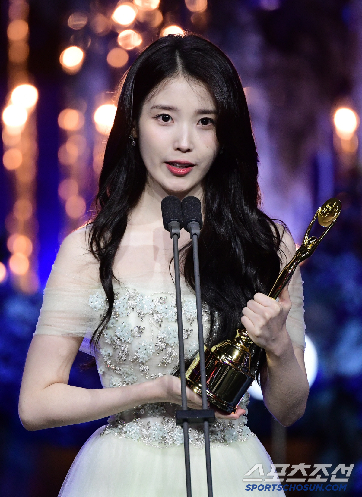 '폭싹' 아이유, 여우주연상에 울컥 "세상 모든 애순이에게 바친다"[청룡…