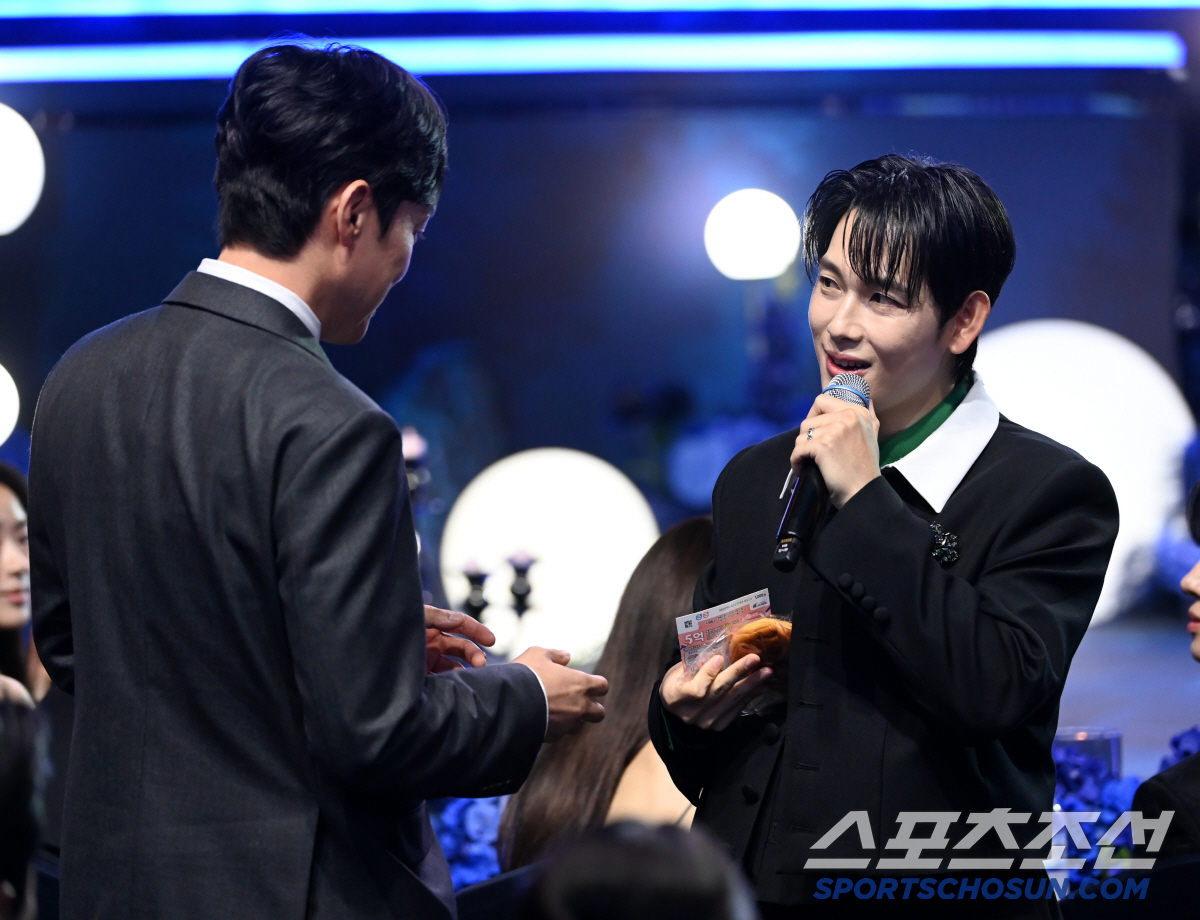 [포토] 임시완, 단팥빵? 복권?