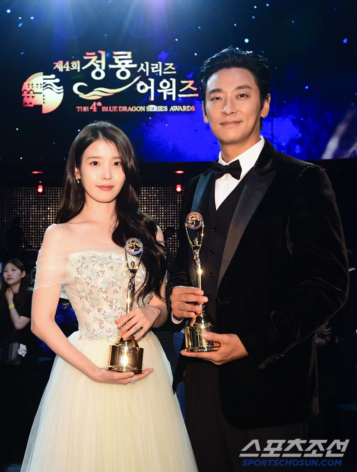 [포토] 아이유-주지훈 '청룡시리즈어워즈 트로피와 함께'