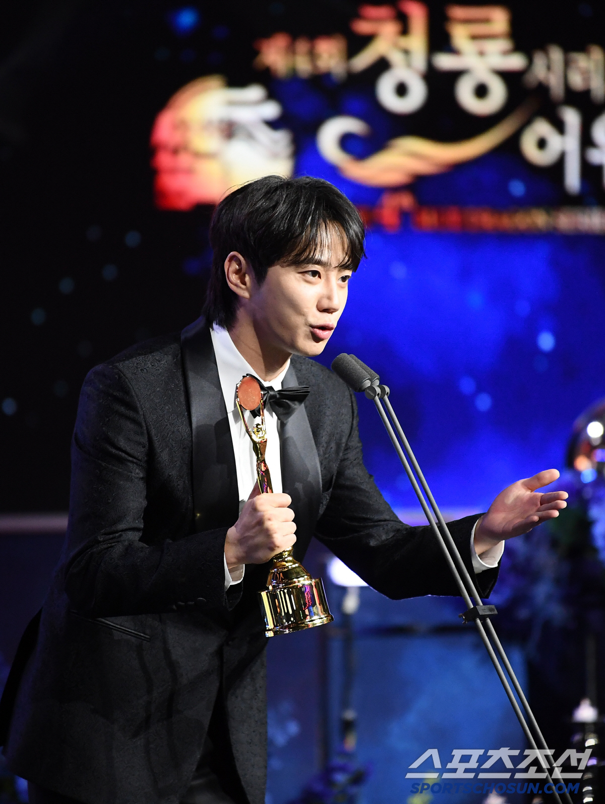 [포토] 대상 트로피 든 이준영 '오늘 트로피 2번 만졌네요'