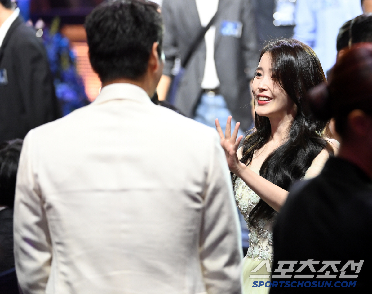 [포토] 아이유, 반가움에 미소 지으며