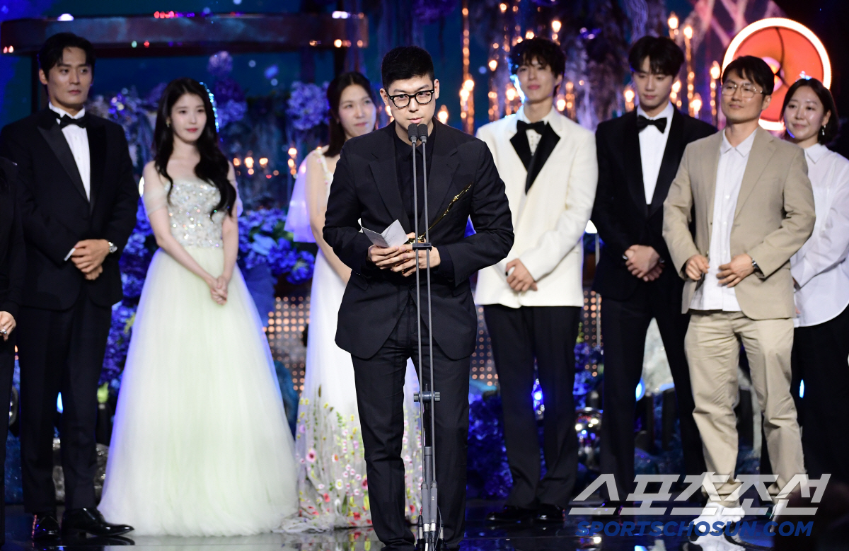 '폭싹' 대상→여우주연상 '3관왕'..아이유 "크게 한번 잘 놀았다!"[…