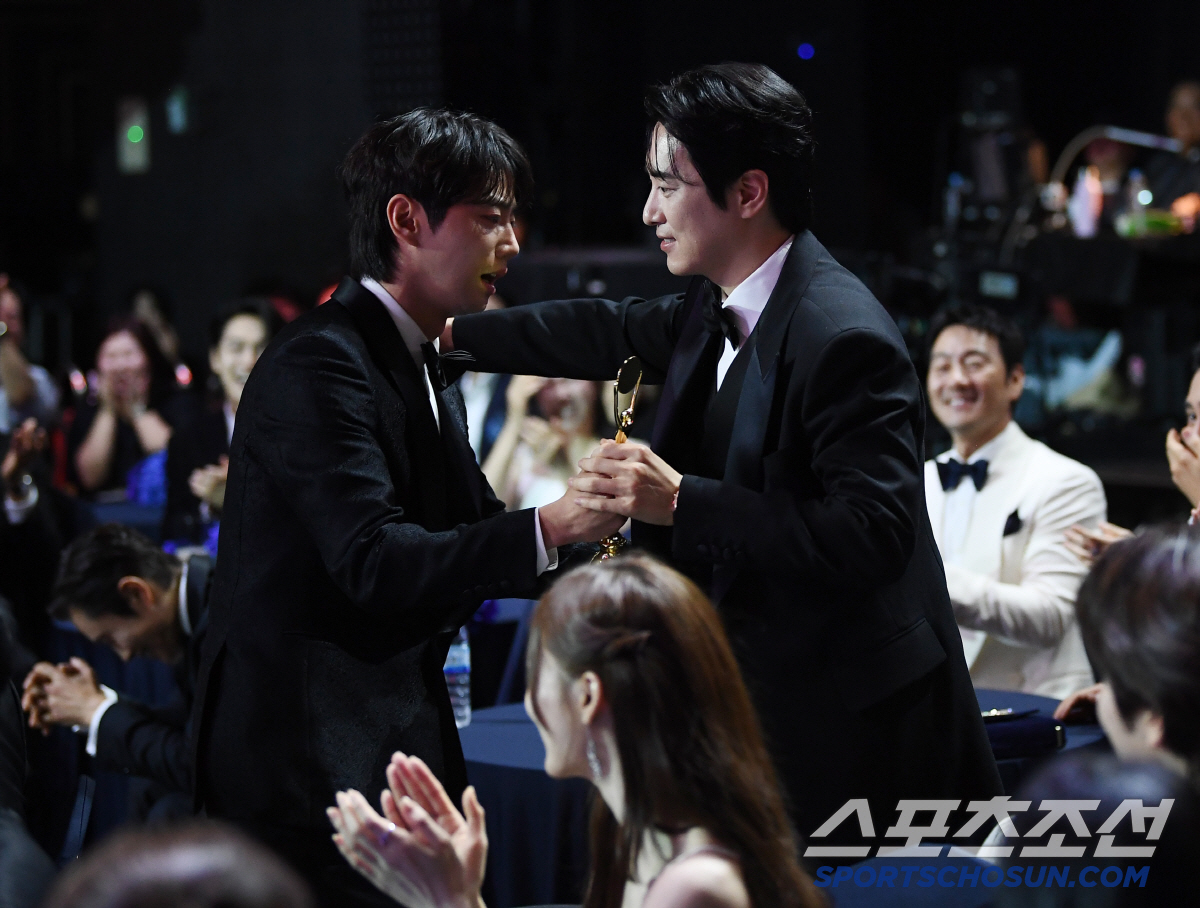 이준영, 수상자 호명 착각 해프닝.."마음씨 넓은 이준혁 덕분에 잠잘 수…