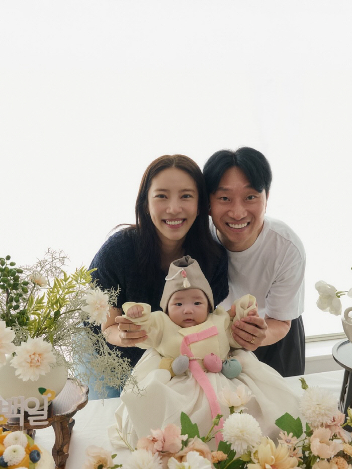 손담비♥이규혁 딸, 백일 기념 금반지도 꼈네..한복 자태도 '깜찍'