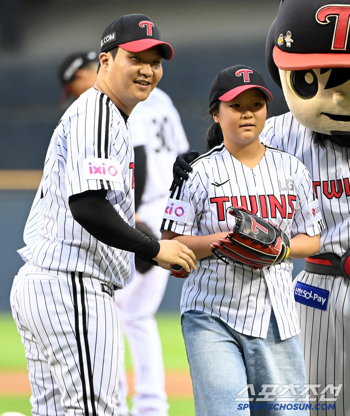 [포토] 문보경, 닮은 꼴 팬과 함께