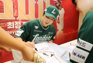 트로피만 주는거 아니었어? 최정 500홈런 액자에 이런 디테일이! → '감다살' KBO, 레전드 예우 확실하네