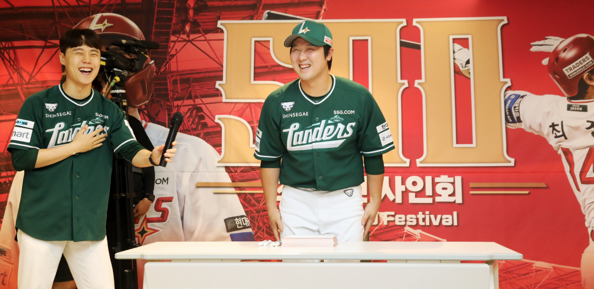 트로피만 주는거 아니었어? 최정 500홈런 액자에 이런 디테일이! → '…