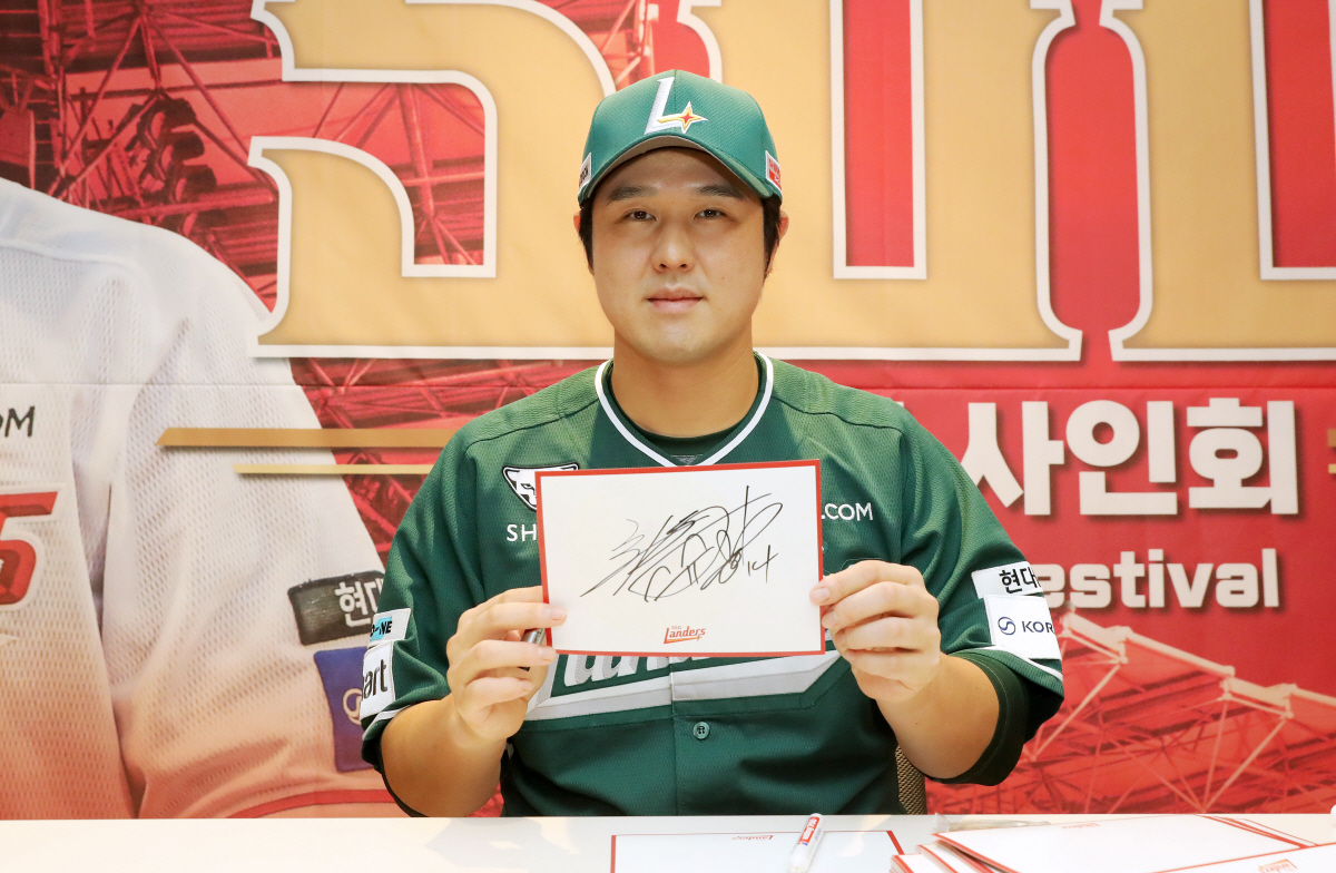 트로피만 주는거 아니었어? 최정 500홈런 액자에 이런 디테일이! → '…