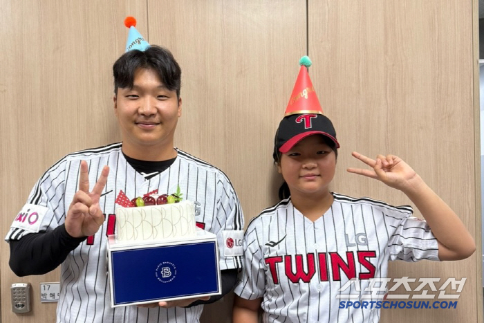 문보경 생일에 닮은꼴 학생이 시구자로... 문보경이 포수로 공받아[잠실 …