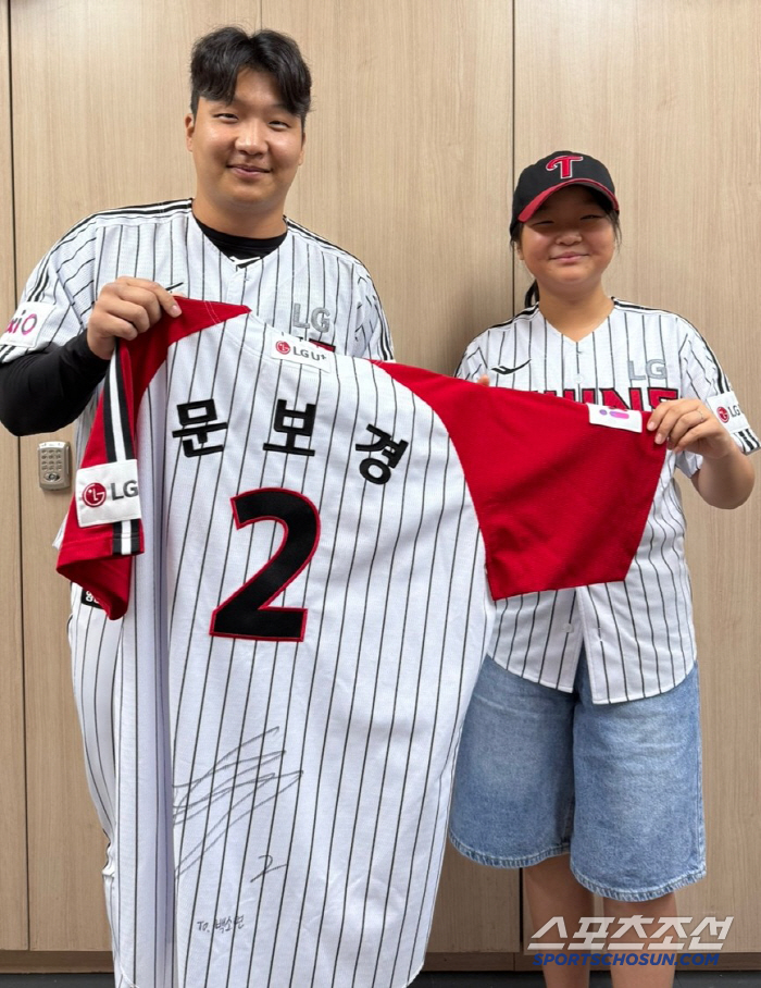 문보경 생일에 닮은꼴 학생이 시구자로... 문보경이 포수로 공받아[잠실 …