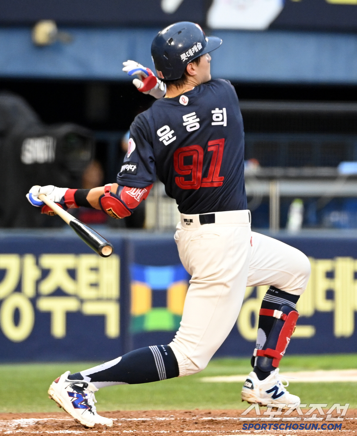 [포토] 윤동희, 선취 1타점 적시타 쾅